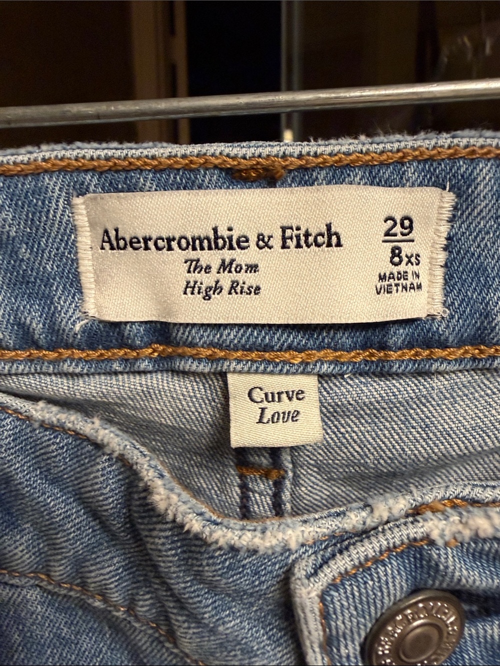 NWT Abercrombie & Fitch The Mom High Rise Light Wash Relaxed Jeans - Picture 3 of 6